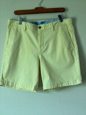Tommy Bahama Men’s Boracay 7 Chino Shorts in Yellow Size 34